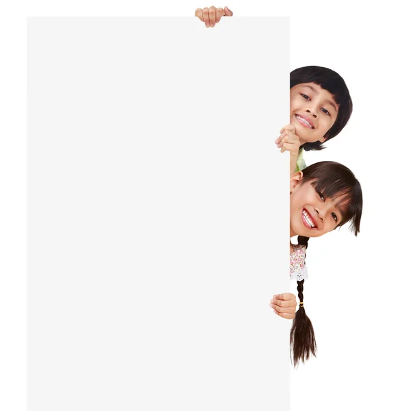 Children posing with a white board — Stock Photo, Image