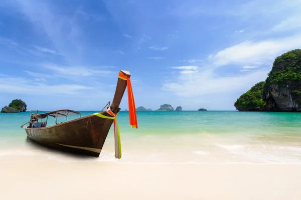 Largo barco en la playa — Foto de Stock