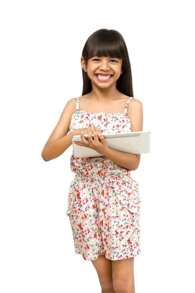 Pequeña chica asiática usando tableta de pantalla táctil —  Fotos de Stock