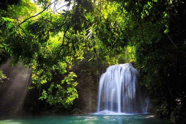 Floresta profunda Cachoeira em Kanchanaburi, Tailândia — Fotografia de Stock