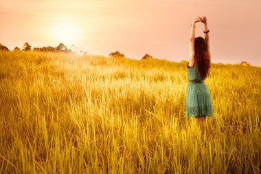 mutlu genç Asyalı kadın Meadows içinde duran