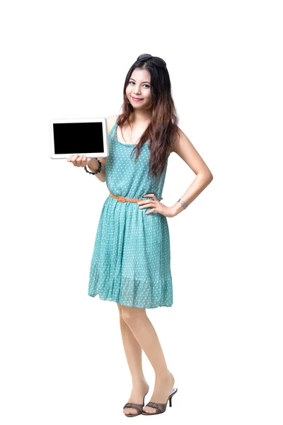 Młoda kobieta Azji Wyświetlono pusty wyświetlacz elektroniczny Tablet — Zdjęcie stockowe