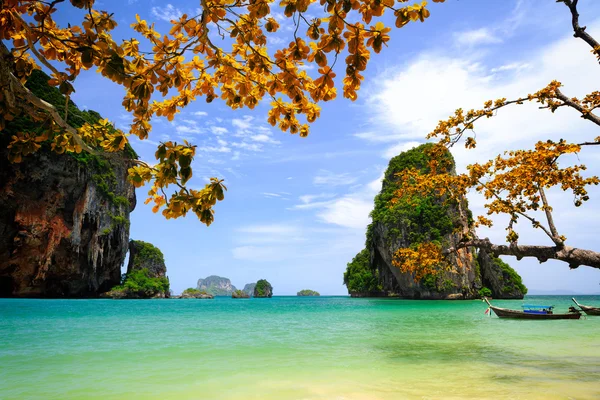 Playa tropical con roca caliza, Krabi, Tailandia — Foto de Stock