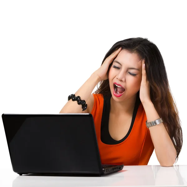 Stresující mladé asijské žena pracující na laptop — Stock fotografie