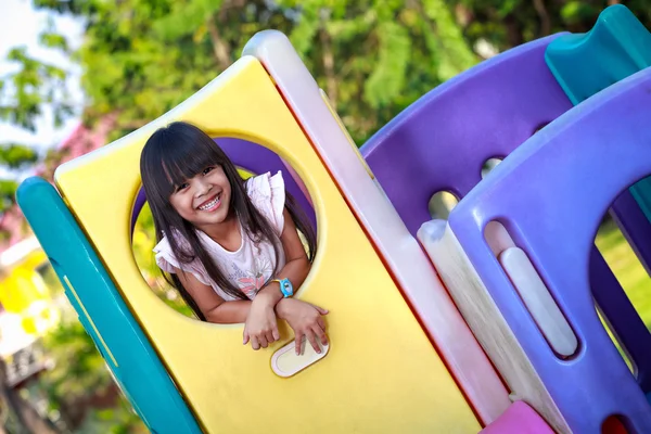 Sonriendo poco asiático chica disfruta jugando — Foto de Stock