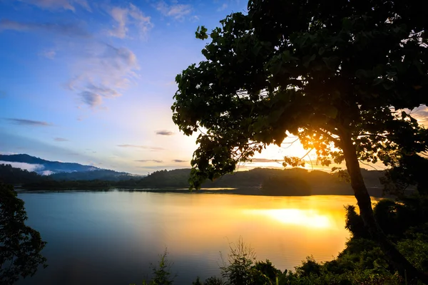 Sonnenaufgang am khao sok — Stockfoto