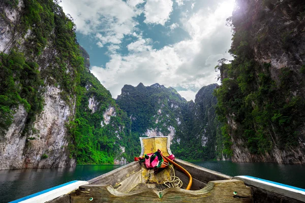 Barco en lago verde con cielo perfecto — Foto de Stock