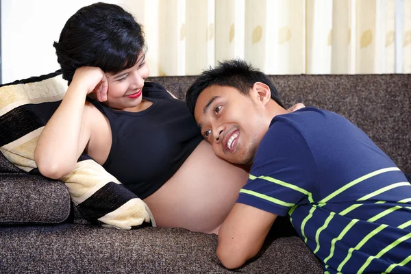 Ayah masa depan yang bahagia mendengarkan perut istrinya yang sedang hamil — Stok Foto