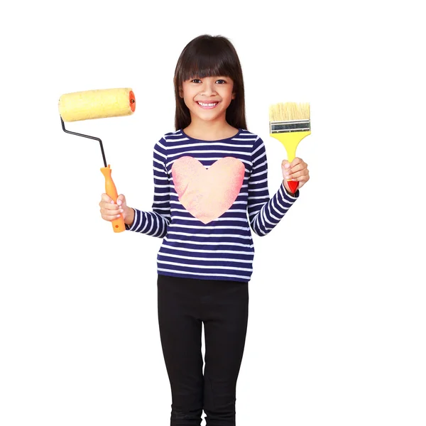 Kleine asiatische Mädchen mit Pinsel und Rolle in der Hand — Stockfoto
