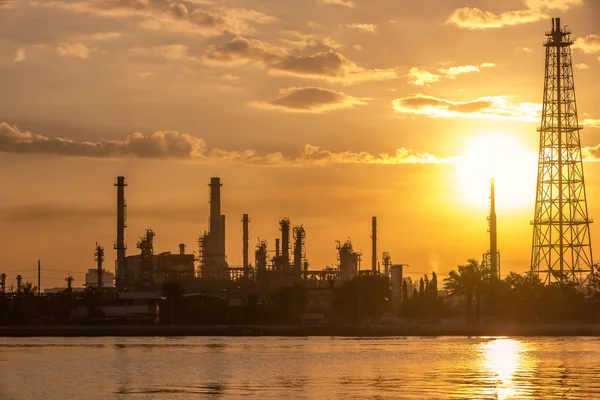 Oil refinery at sunrise — Stock Photo, Image