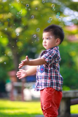 bebé sentado en los libros