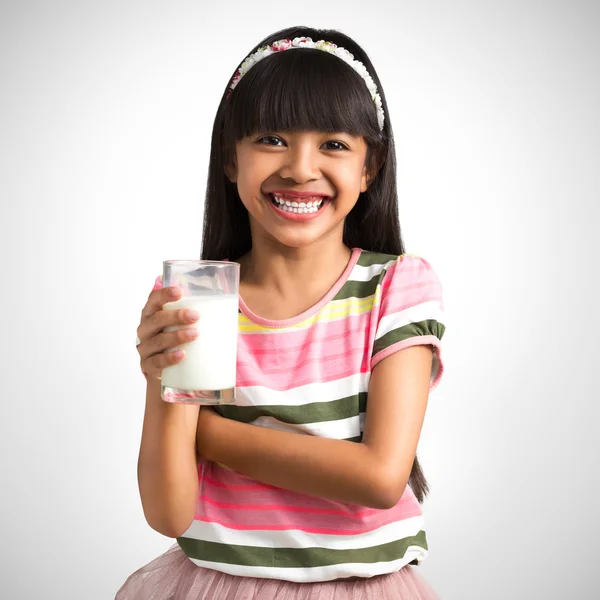 Liten asiatisk tjej med ett glas mjölk — Stockfoto