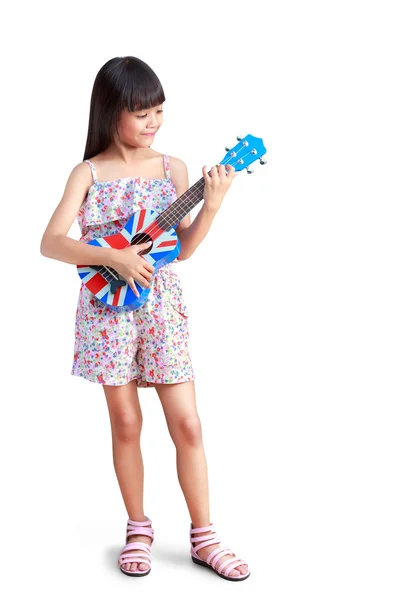 Маленькая азиатская девочка с укулеле — стоковое фото