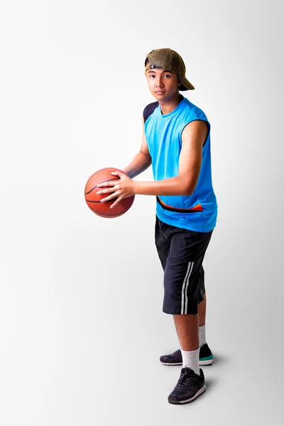 Adolescente menino jogando com bola de cesta — Fotografia de Stock