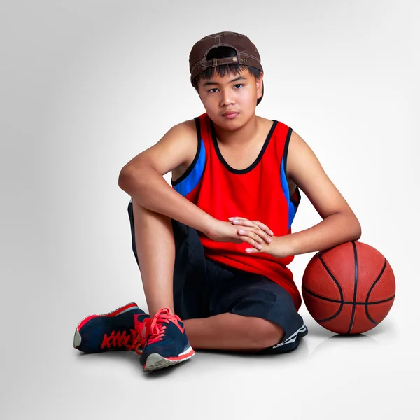 Adolescente chico sentado con baloncesto —  Fotos de Stock