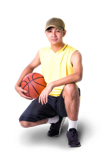 Nastolatek chłopak siedzący z koszykówki — Zdjęcie stockowe
