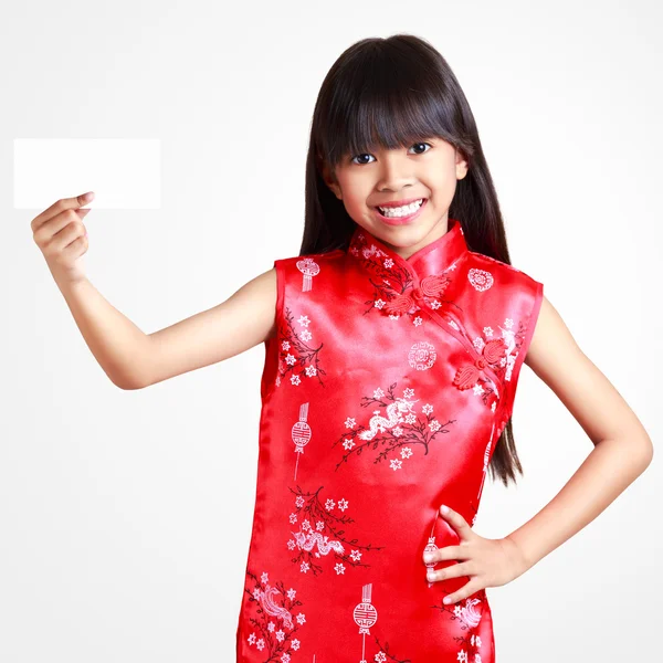 Sorridente piccola ragazza asiatica con cheongsam rispetto holding vuoto — Foto Stock