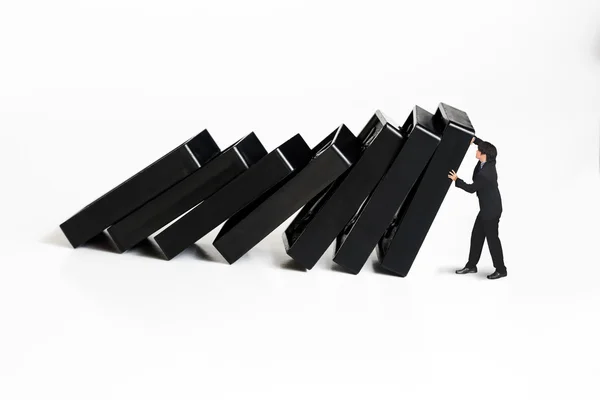 Zakenman stopt het domino-effect — Stockfoto