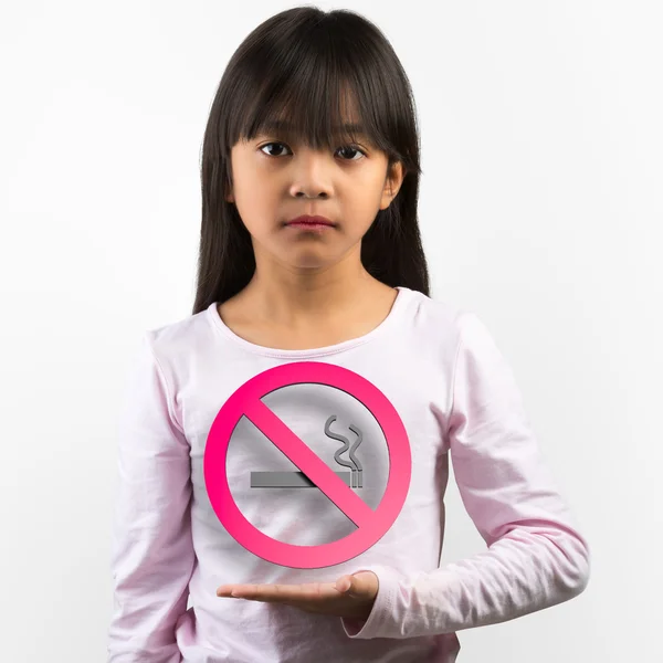 不开心亚洲小姑娘抱着禁止吸烟的标志 — 图库照片