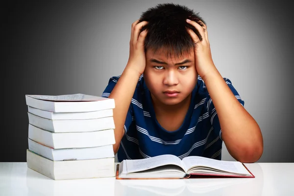 Irritado asiático menino com dificuldades de aprendizagem — Fotografia de Stock