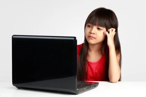 Estressante pouco asiático menina trabalhando no laptop — Fotografia de Stock