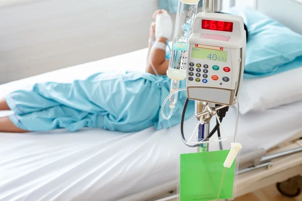 Kleines Mädchen im Krankenhaus — Stockfoto