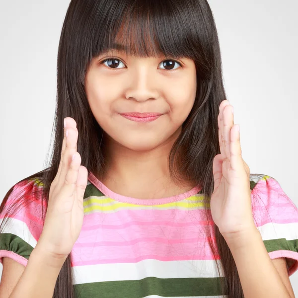 Sonriente poco asiático chica espectáculo abierto espacio entre su mano —  Fotos de Stock