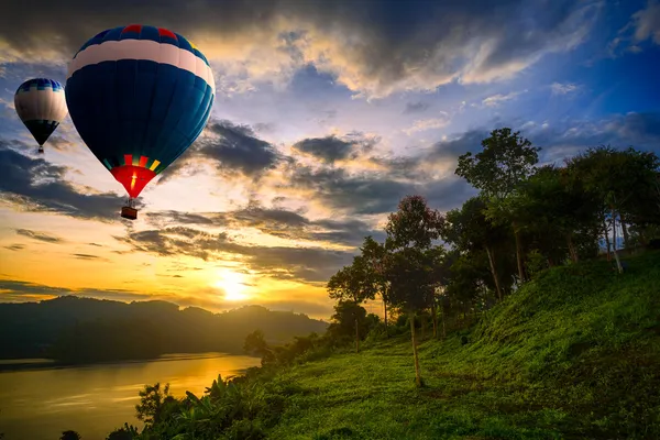 Hot air balloons floating over lake — Stock Photo, Image