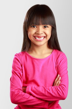 kırık dişler ile küçük Asyalı kız gülümseyerek portre