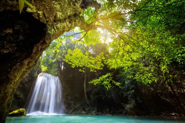 derin orman şelale içinde kanchanaburi, Tayland