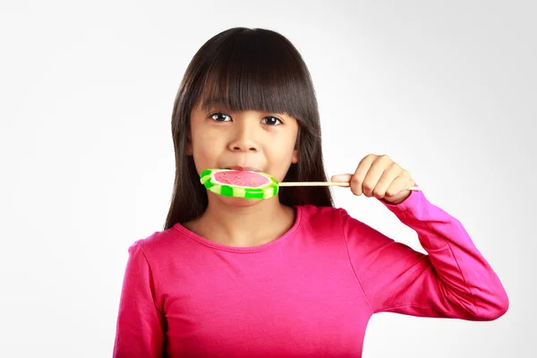 Pouco menina asiática com um pirulito — Fotografia de Stock