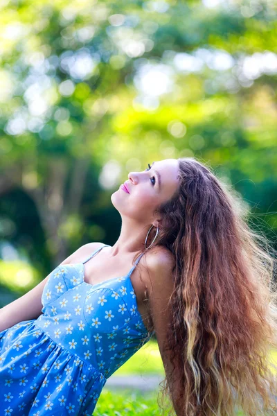Young gril looking up to the sky — Stock Photo, Image