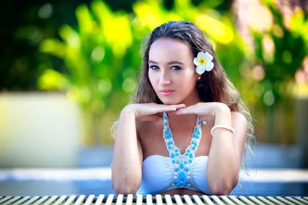 Menina bonita relaxante na piscina — Fotografia de Stock