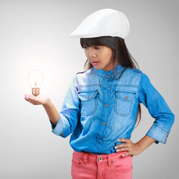 Kleines Mädchen mit einer Glühbirne in der Hand — Stockfoto