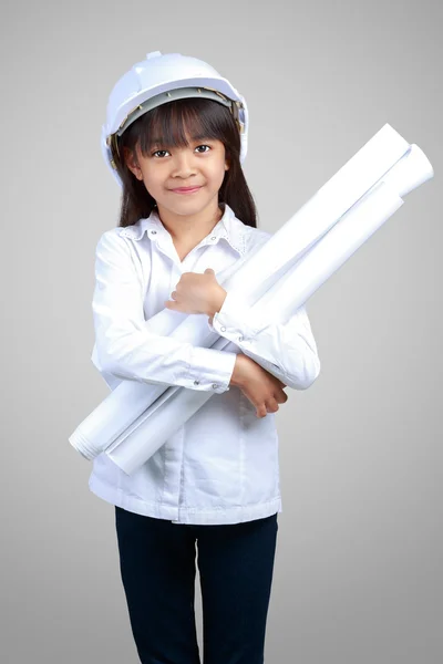 Kleiner Ingenieur, kleines Mädchen im Bauhelm mit einem p — Stockfoto