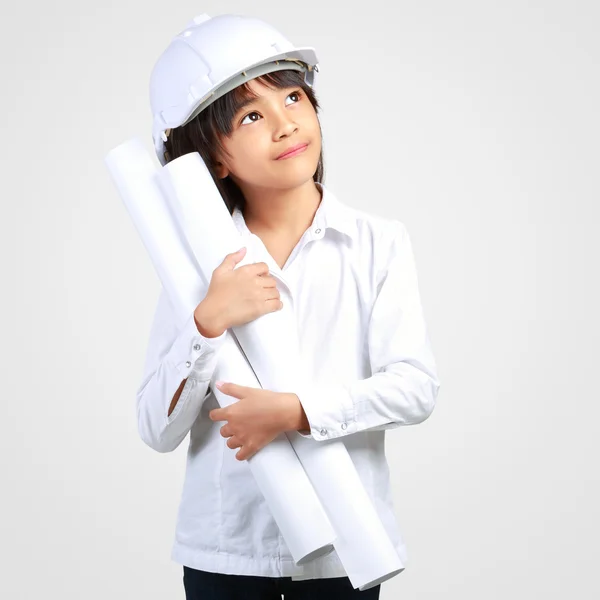 Petit ingénieur, Petite fille dans le casque de construction avec un p — Photo