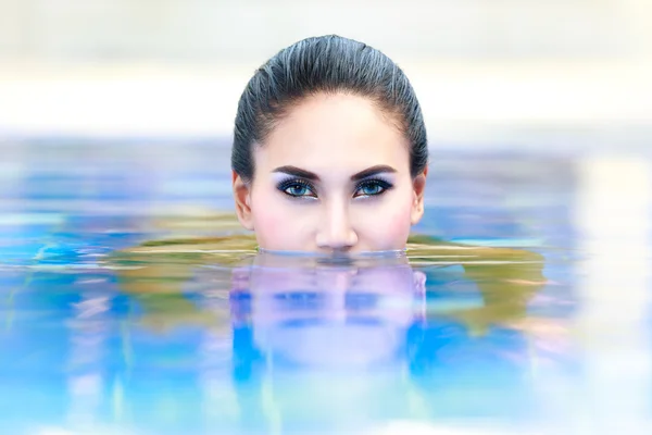 Donna in acqua — Foto Stock