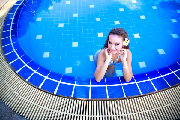 Bir yüzme havuzunda duran genç kadın — Stok fotoğraf