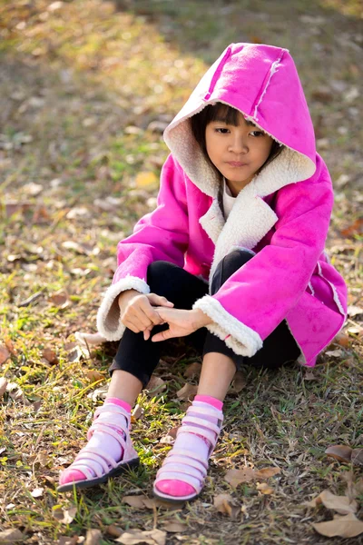 Triste menina bonita em casaco rosa — Fotografia de Stock