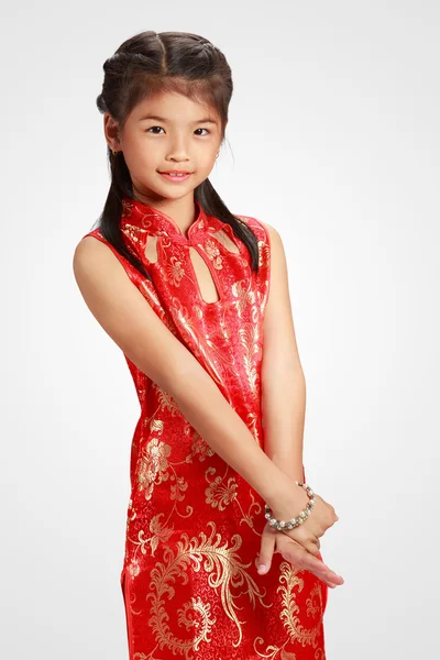 Pequeña chica asiática en vestido de cheongsam chino tradicional —  Fotos de Stock