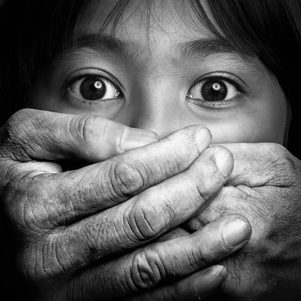 Paura piccola ragazza asiatica, concetto di violenza — Foto Stock