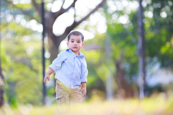 Petit garçon asiatique debout dans le parc — Photo