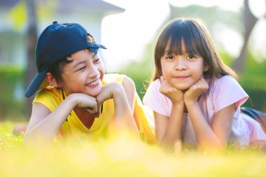 closeup mutlu küçük Asyalı kız kardeşi ile
