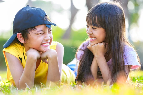 Gros plan heureux peu asiatique fille avec son frère — Photo