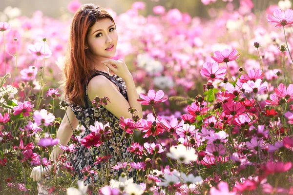 Jovem mulher asiática em campos de flores cosmos — Fotografia de Stock