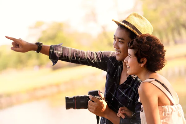 Feliz asiático casal turistas no natureza — Fotografia de Stock