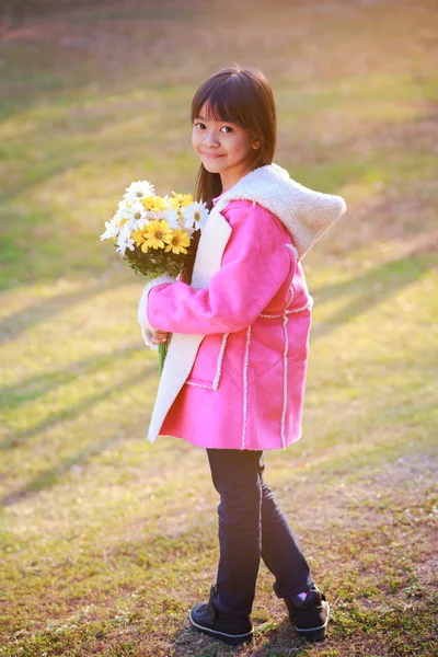 Petite fille asiatique tenant un bouquet de fleurs — Photo