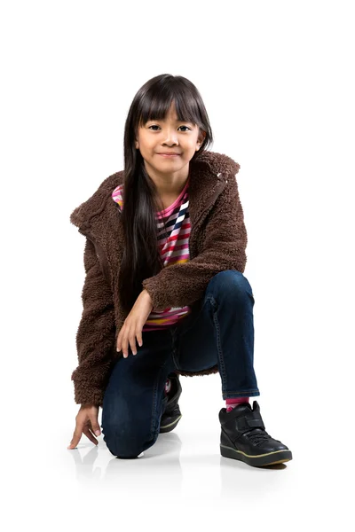 Mignon peu asiatique fille assis et souriant sur l 'étage — Photo