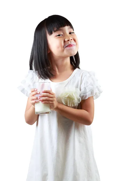 Glad liten asiatisk tjej håller en kopp mjölk — Stockfoto
