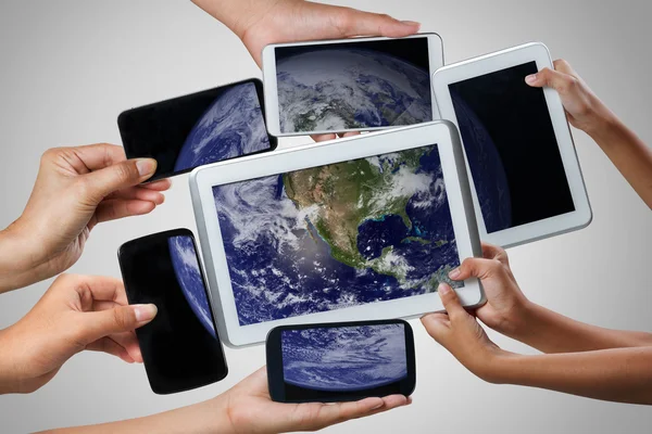 Tablet bilgisayar ve cep telefonu farklı şekillerde tutan eller — Stok fotoğraf